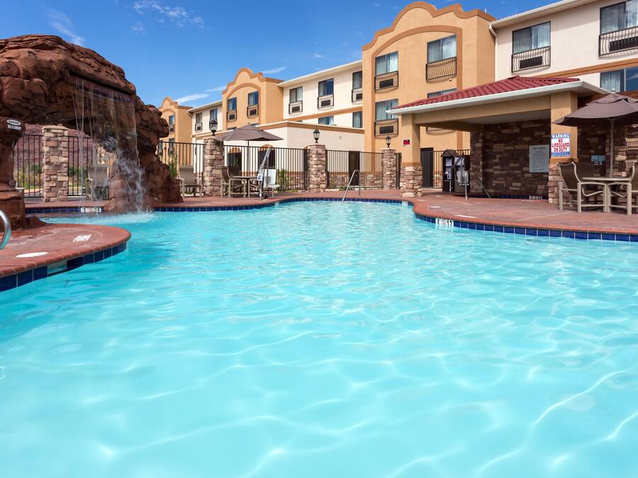 Utomhuspool och solstolar