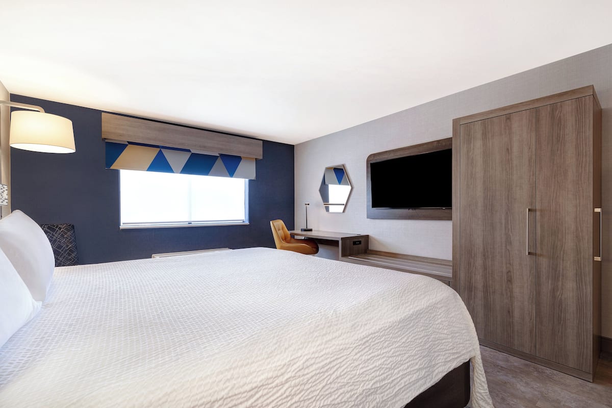 Premium bedding, in-room safe, desk, laptop workspace
