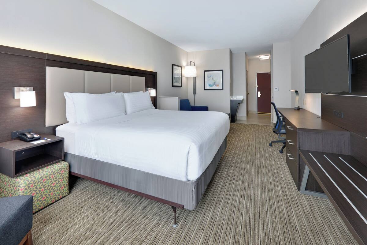 Suite, 1 Queen Bed, Accessible (Hear, Mobility Tub)