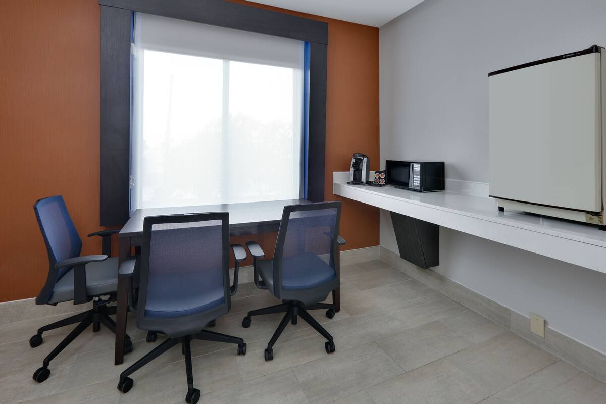 suite, 1 bedroom (1 room with living area) | 1 bedroom, in-room safe, desk, laptop workspace