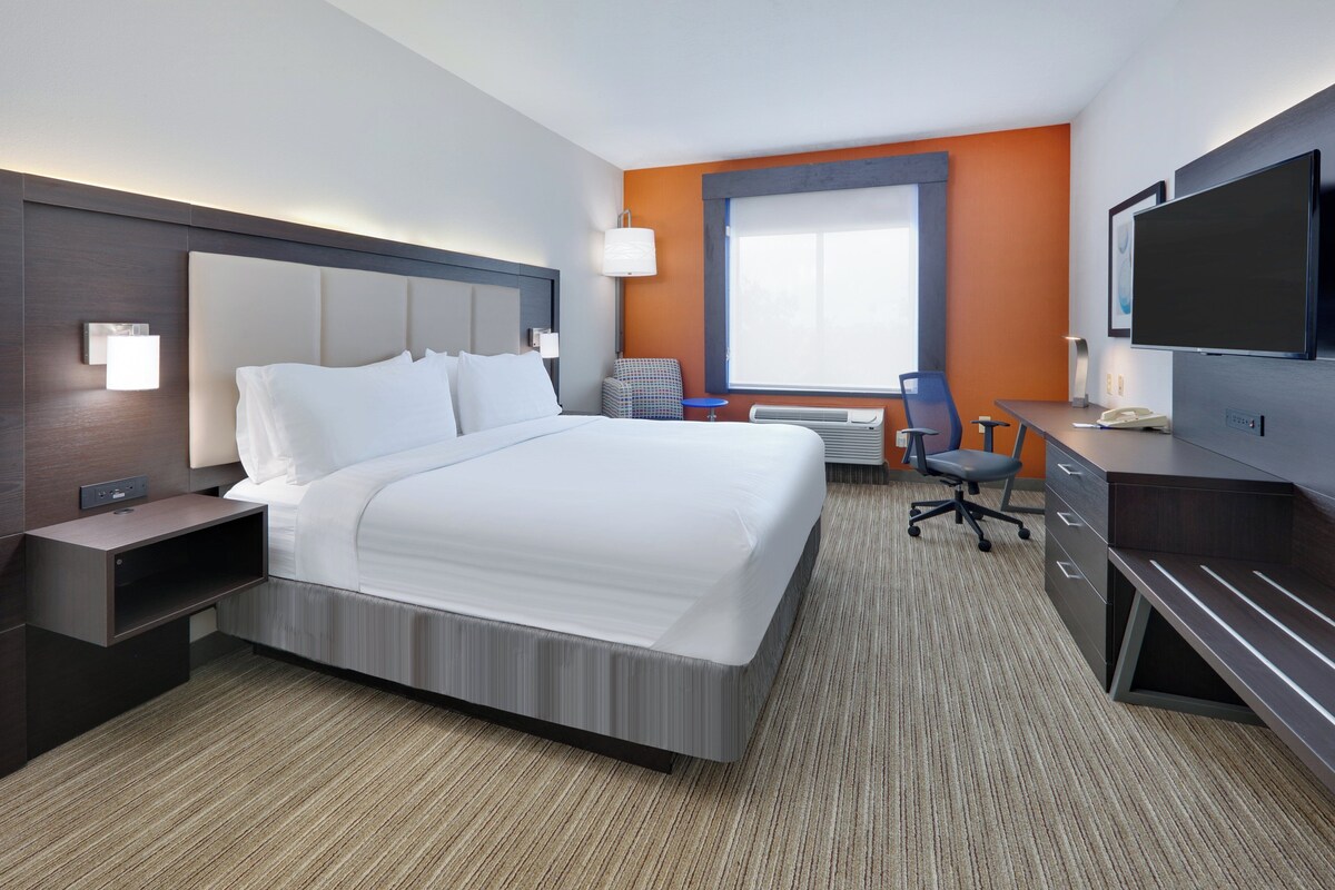 Quarto standard, 1 cama King, acessível (Hear, Roll In Shwr) | Cofres nos quartos, escrivaninha, espaço de trabalho para notebook