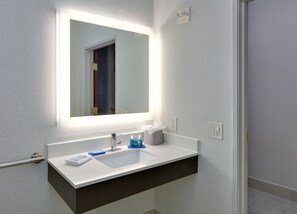 Combined shower/bathtub, free toiletries, hair dryer, towels