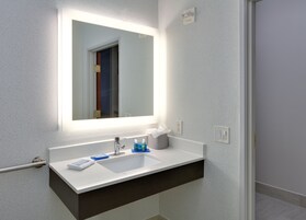 Bañera con ducha, artículos de tocador gratuitos, secador de pelo