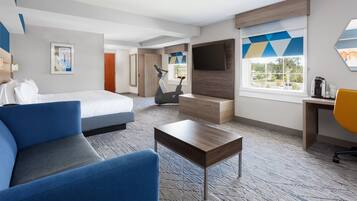 Suite, 1 Tempat Tidur King dengan tempat tidur Sofa (Living Area) | Seprai premium, bantalan ekstra lembut, brankas, dan meja kerja