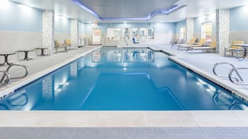 Piscine couverte, accÚs possible de 07 h 00 à 23 h 00, chaises longues