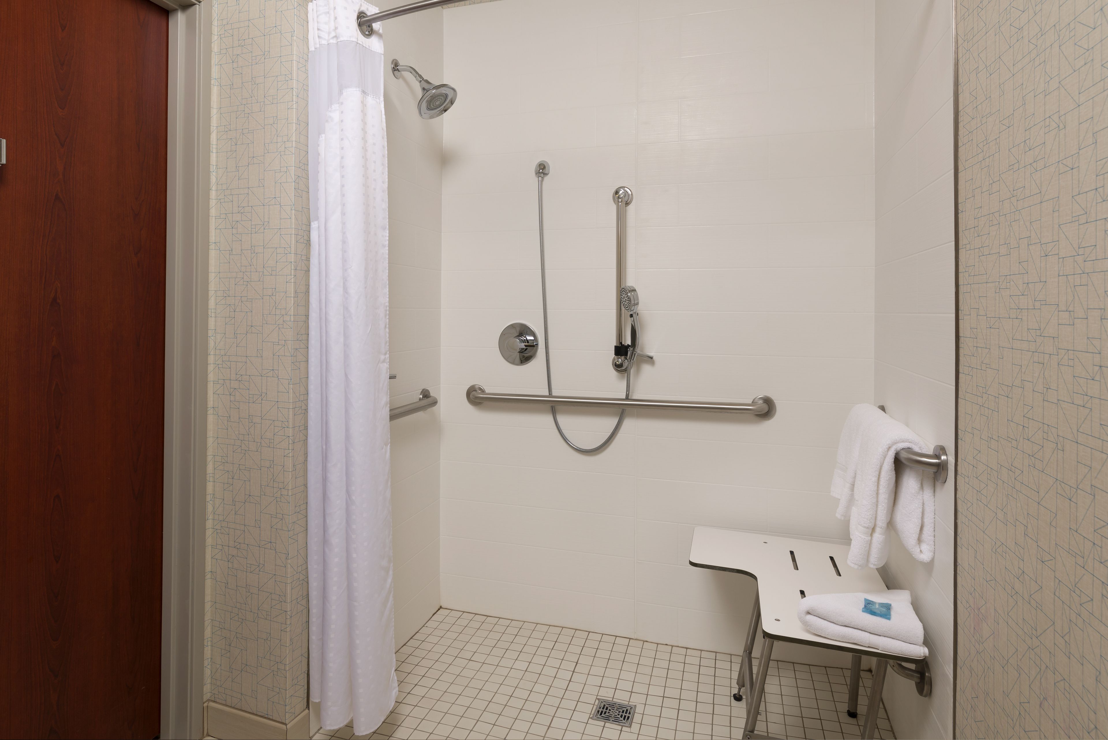 standard room, 1 king bed, mobility accessible (communications) | bathroom | combined shower/bathtub, hair dryer, towels