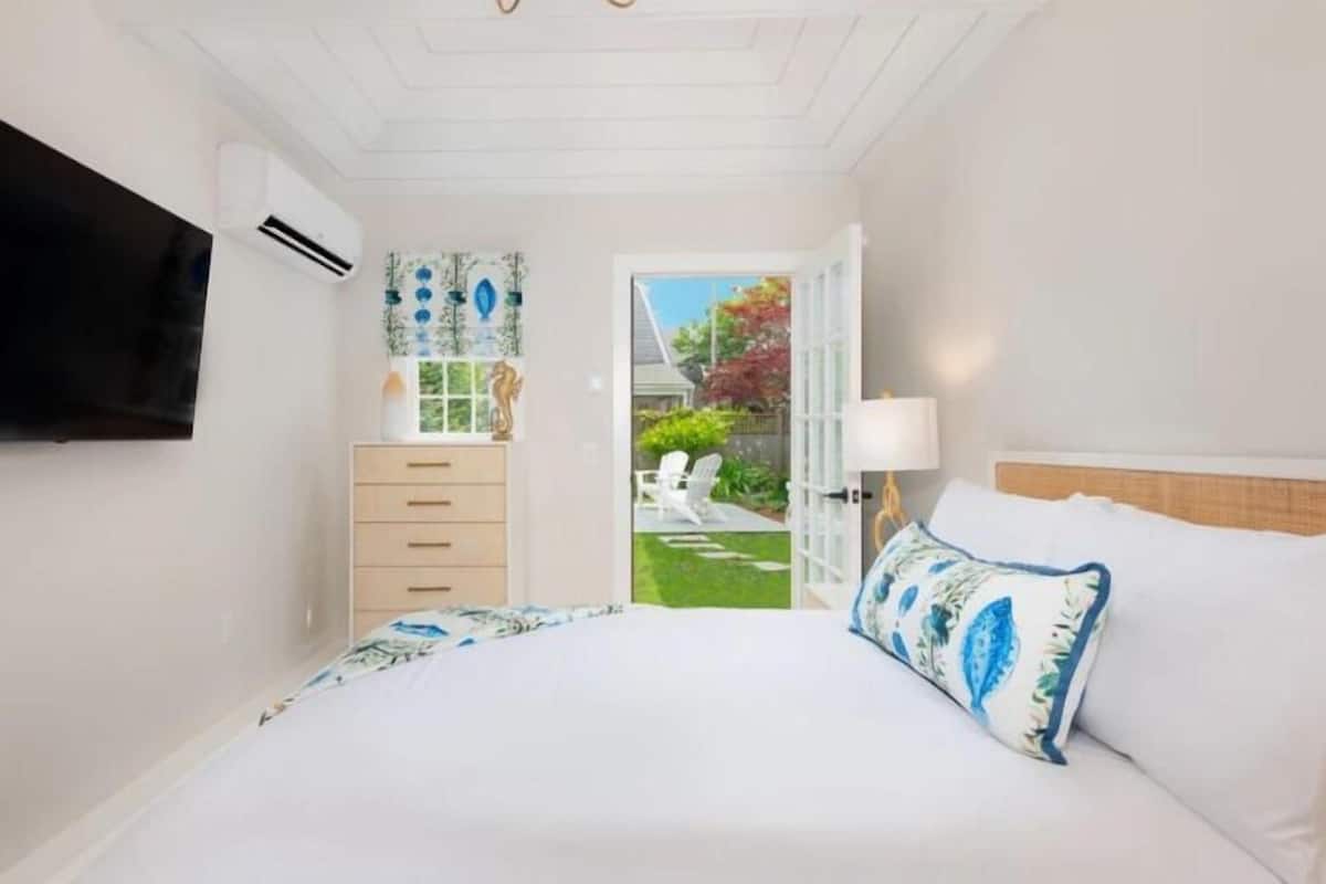 Sherburne Queen with Private Entrance | 1 bedroom, Frette Italian sheets, premium bedding, iron/ironing board