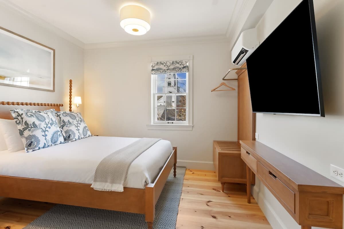 Veranda Queen Petite | 1 bedroom, Frette Italian sheets, premium bedding, iron/ironing board