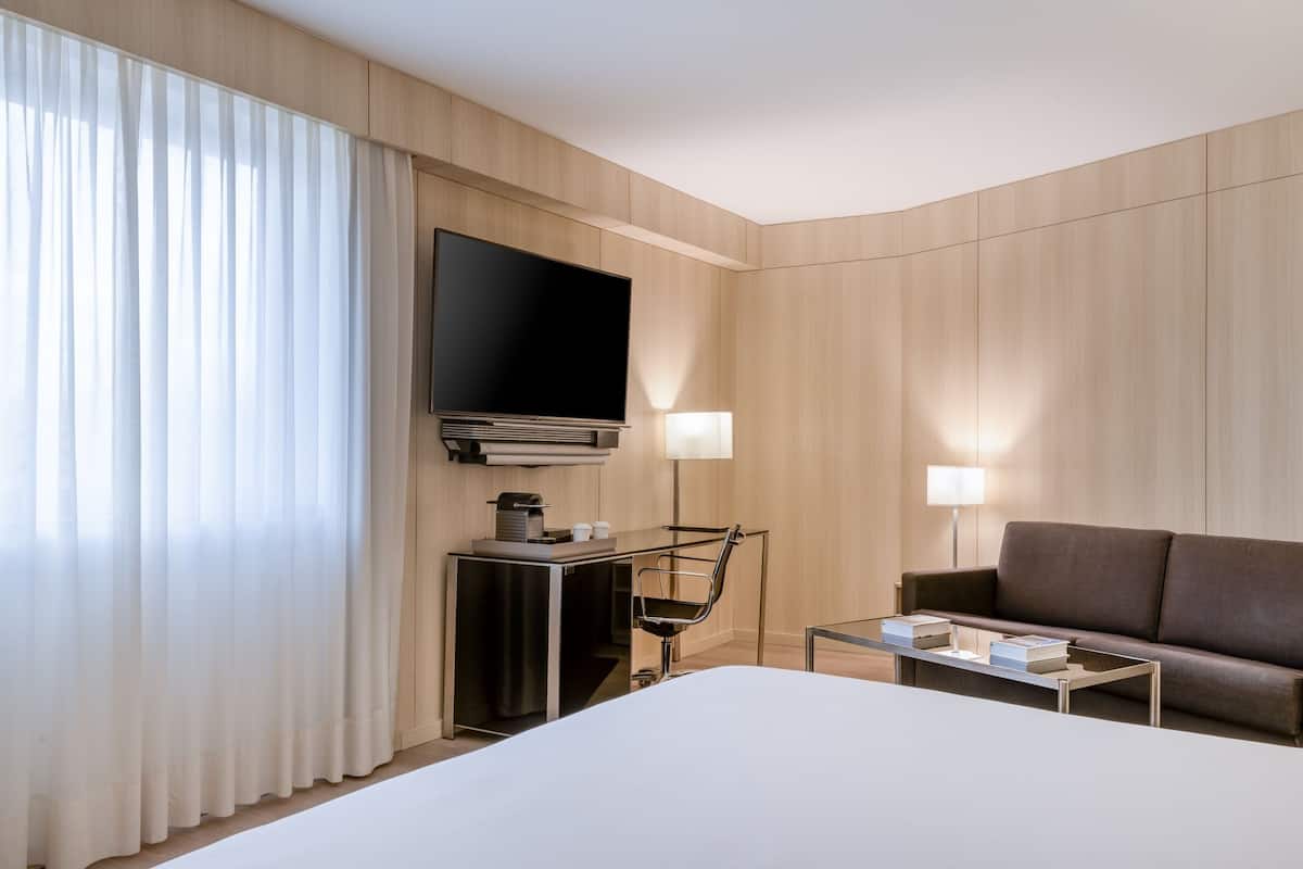 Superior Room, 1 King Bed | Minibar, in-room safe, desk, blackout drapes