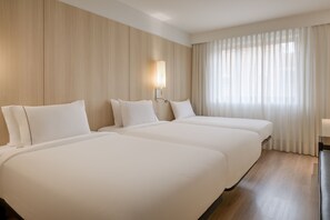 Minibar, in-room safe, desk, blackout curtains - AC Hotel Córdoba by Marriott (Córdoba)