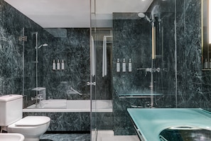 Camera Superior, 1 letto king | Bagno | Doccia, set di cortesia firmato, asciugacapelli, accappatoio