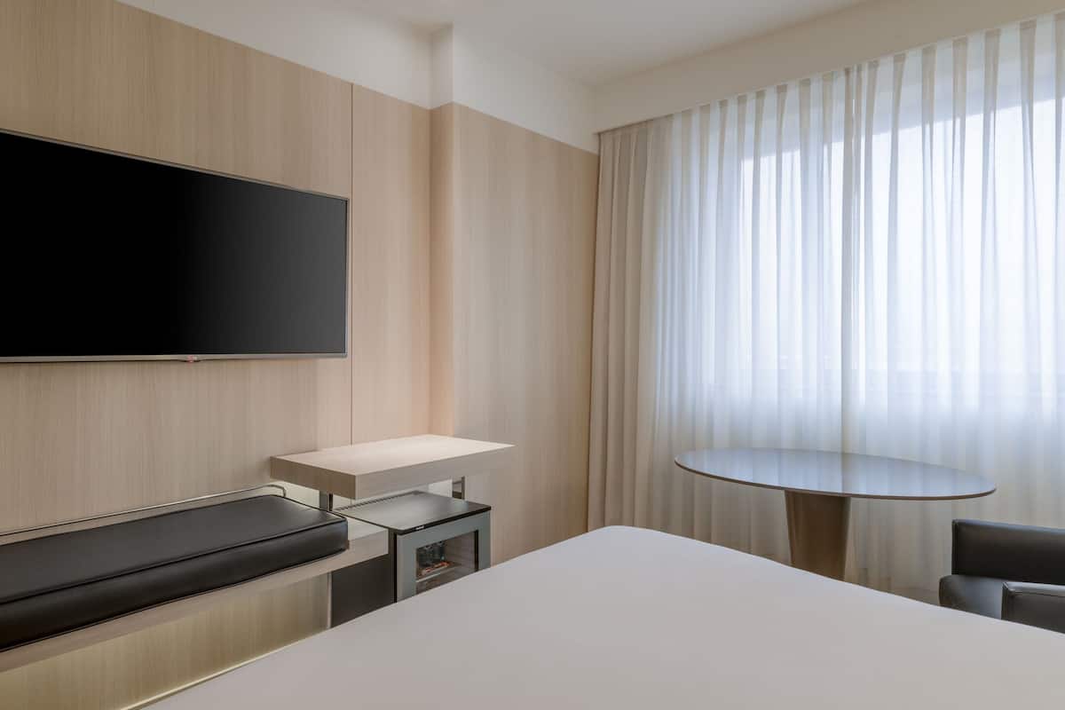 Standard Room, 1 Queen Bed, Non Smoking | Minibar, in-room safe, desk, blackout drapes