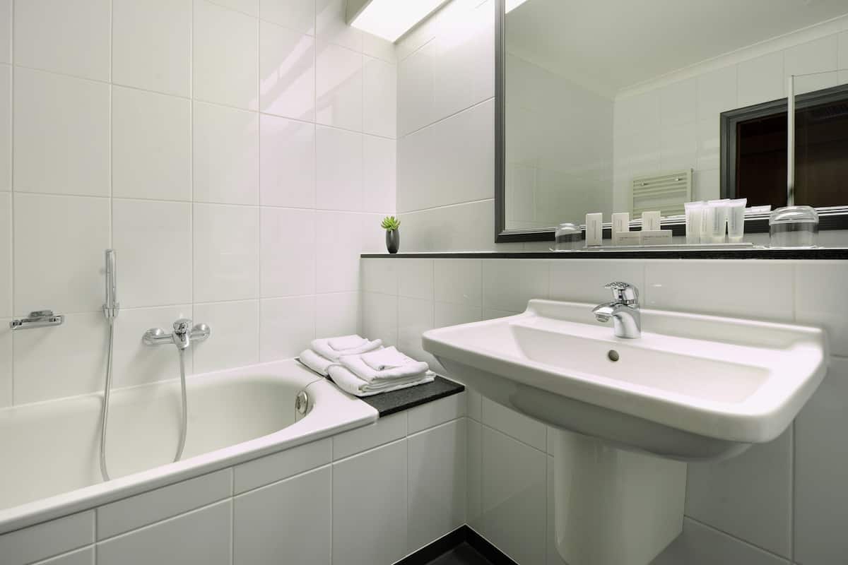 Classic Plus Doppelzimmer | Badezimmer | Dusche, umweltfreundliche Kosmetikartikel, Haartrockner, Handtücher