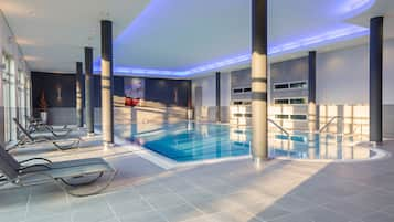 Indoor pool, sun loungers