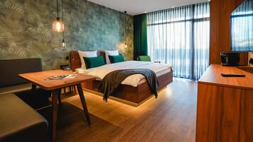 Deluxe-Doppelzimmer, 1 King-Bett | Allergikerbettwaren, Zimmersafe, Schreibtisch, Zustellbetten