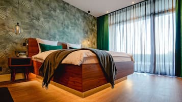 Kahden hengen deluxe-huone, 1 suuri parisänky | Allergiatestatut vuodevaatteet, tallelokero huoneessa, työpöytä