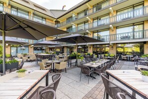 Déjeuner et dîner servis sur place