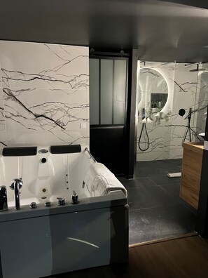 Suite avec Jacuzzi | Salle de bain | Baignoire, articles de toilette gratuits, sèche-cheveux
