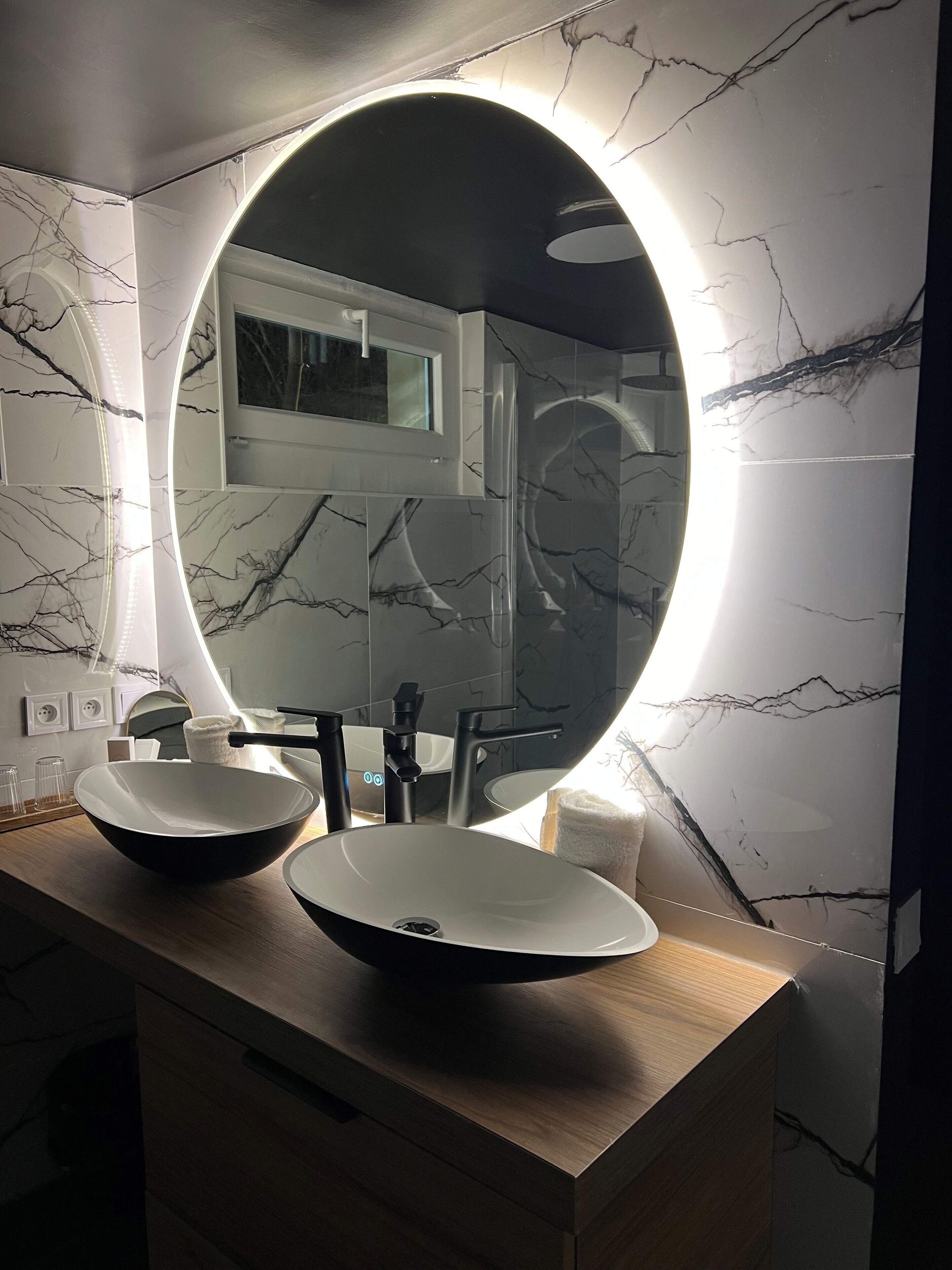 suite avec jacuzzi | bathroom | bathtub, free toiletries, hair dryer, towels