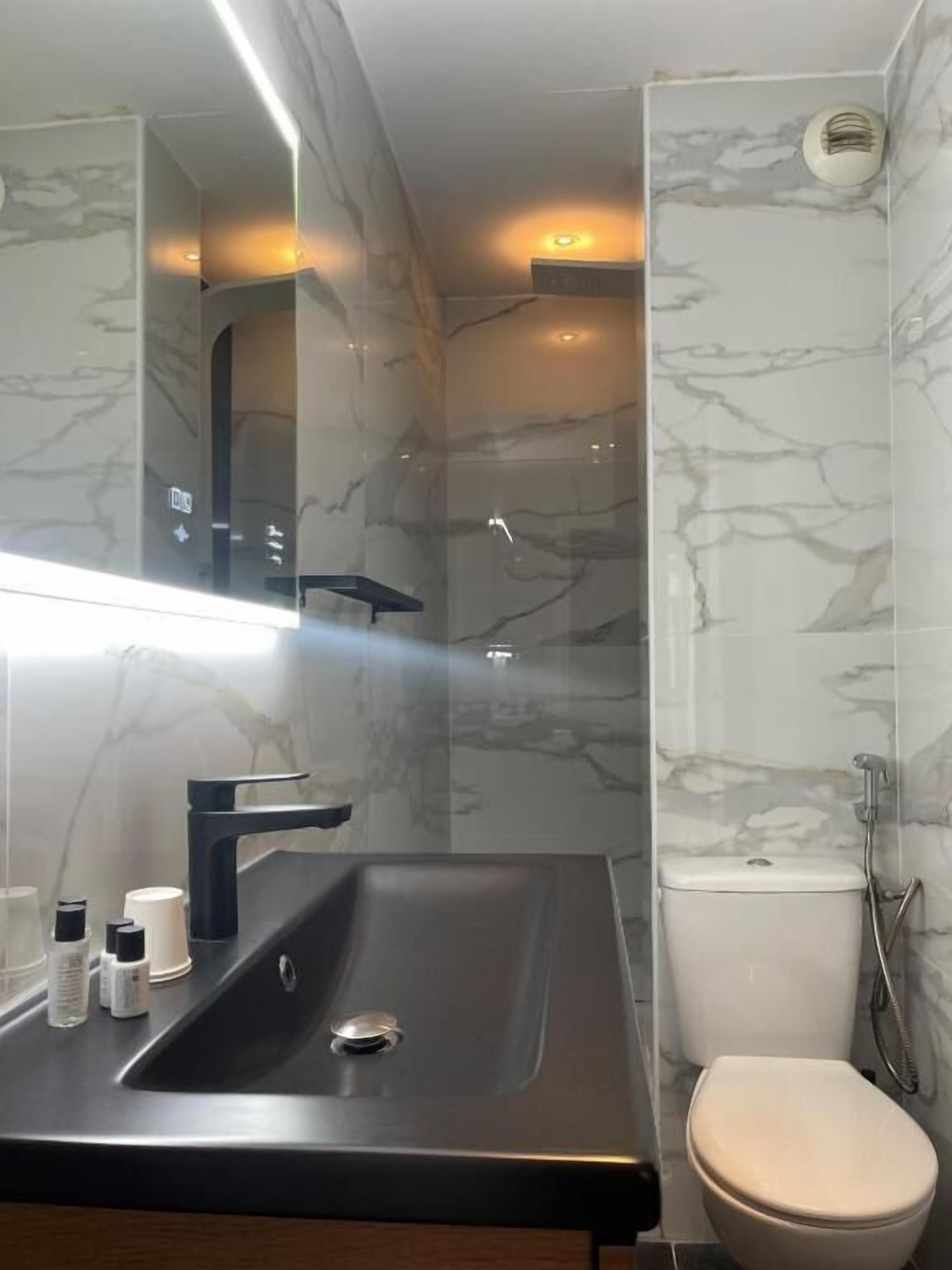 bathtub, free toiletries, hair dryer, towels