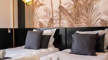 Supérieur avec balcon - vue ville (ascenseur) | Minibar, coffres-forts dans les chambres, bureau, rideaux occultants