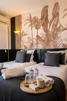 Supérieur avec balcon - vue ville (ascenseur) | Minibar, in-room safe, desk, blackout drapes