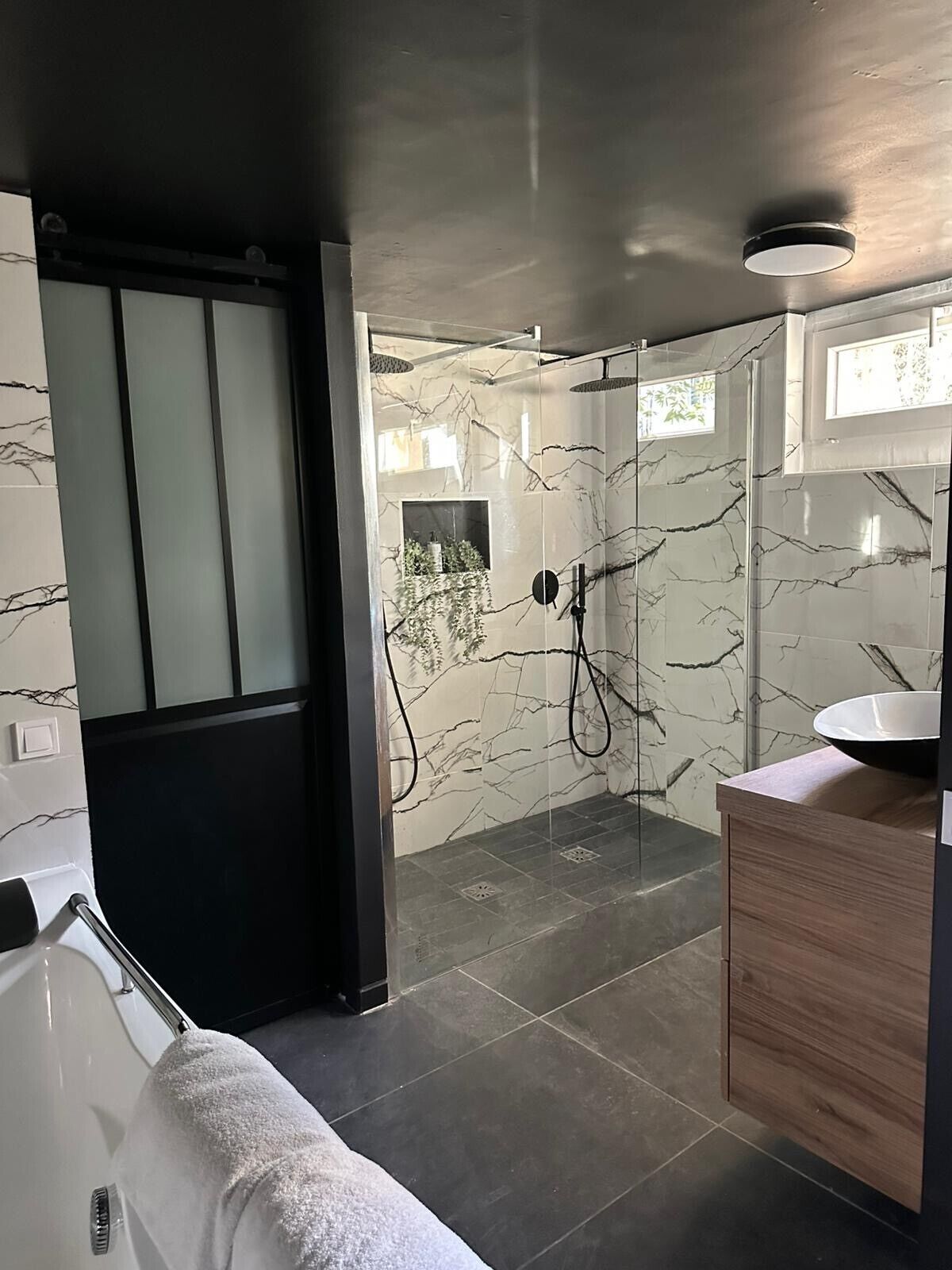 suite avec jacuzzi | bathroom | bathtub, free toiletries, hair dryer, towels