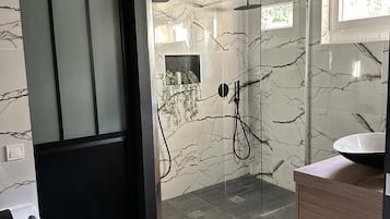 Supérieur terrasse - vue jardin Rez-de-chaussée | Bathroom | Bathtub, free toiletries, hair dryer, towels