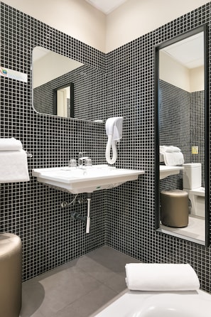 Habitación clásica doble | Baño | Secador de pelo, toallas, jabón y champú