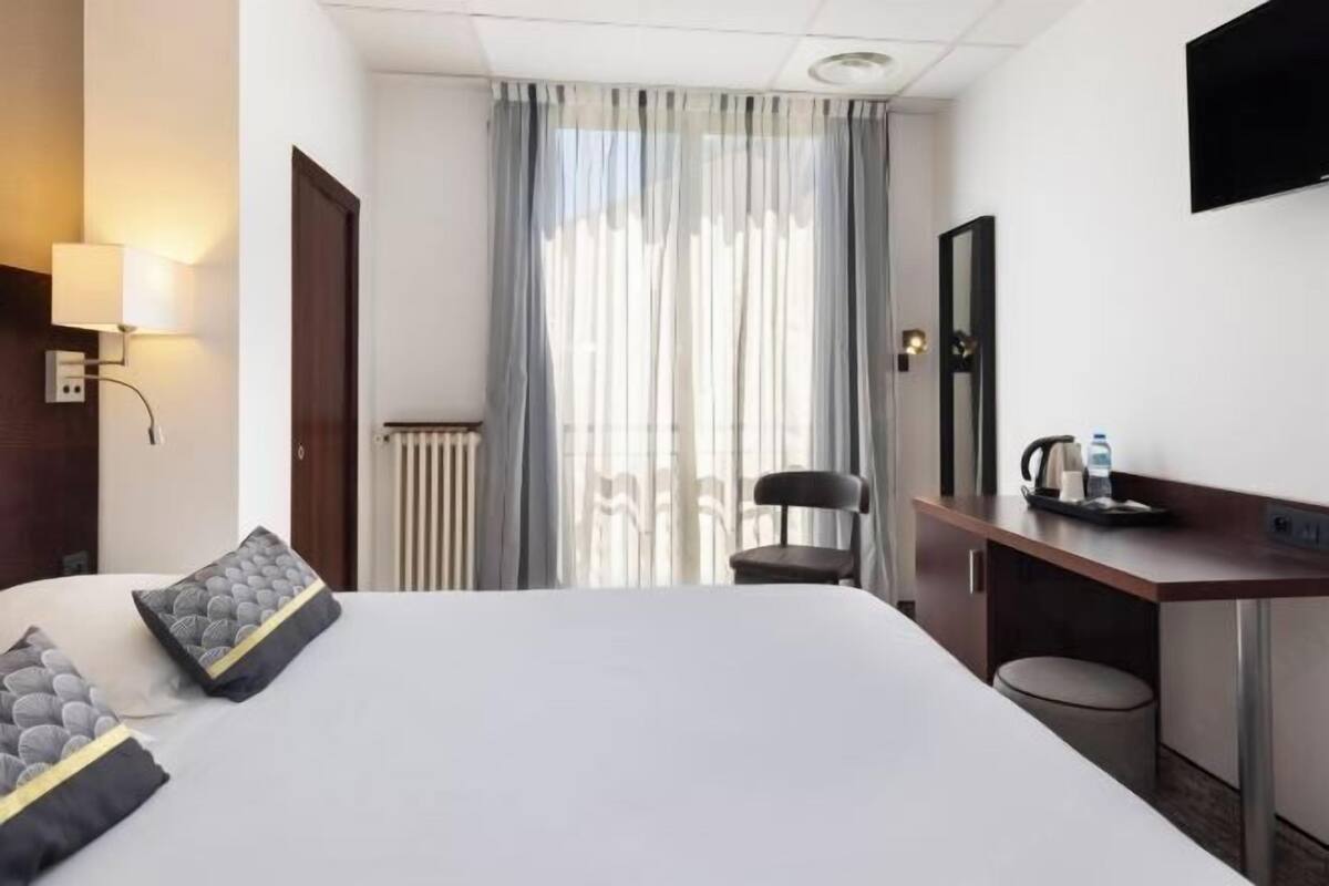 Minibar, in-room safe, soundproofing, WiFi (free)