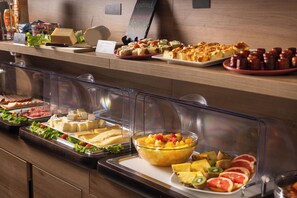 Daily buffet breakfast (EUR 17 per person) - Hôtel Locarno Nice (Nice)