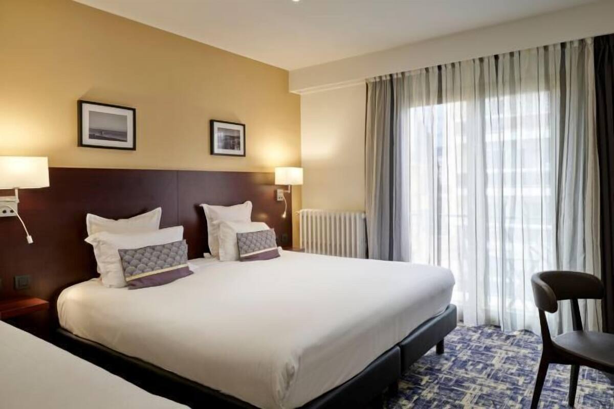 Minibar, in-room safe, soundproofing, WiFi (free)