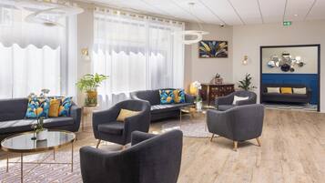 Coin salon dans le hall