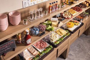 Daily buffet breakfast for a fee - Hôtel Locarno Nice (Nice)