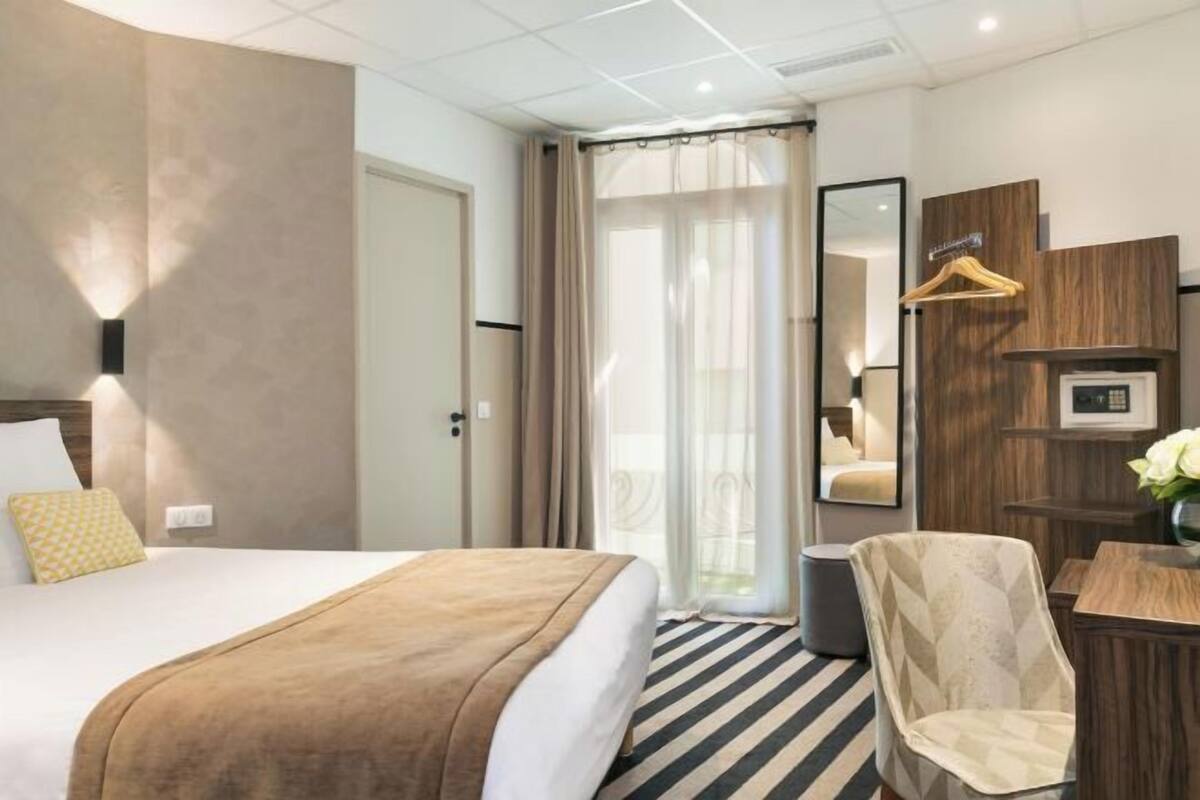 Minibar, in-room safe, soundproofing, WiFi (free)