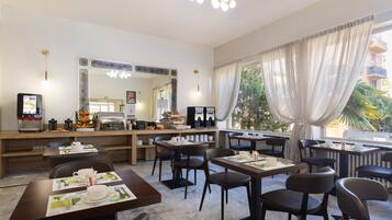 Petit déjeuner buffet (17 EUR par personne)