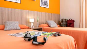 Een bureau, gratis wifi, beddengoed