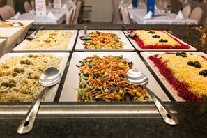 Déjeuner, dîner et souper servis sur place
