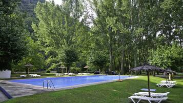 Een binnenzwembad, een seizoensgebonden buitenzwembad