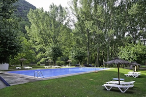 Indoor pool, seasonal outdoor pool, pool loungers
