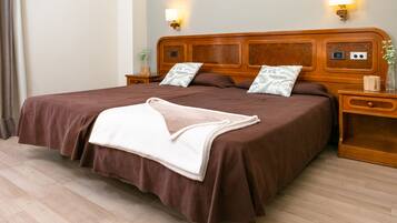 Een bureau, gratis wifi, beddengoed