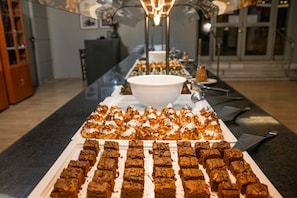 Petit déjeuner, déjeuner et dîner servis sur place
