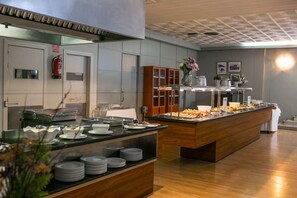 Breakfast, lunch and dinner served - Hotel Snö Condes del Pallars (Rialp)