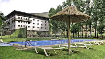 Una piscina techada, una piscina al aire libre de temporada