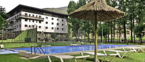 Een binnenzwembad, een seizoensgebonden buitenzwembad