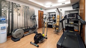 A gym with various exercise equipment including treadmills, an elliptical, and a rowing machine. - Holiday Inn Milan - Garibaldi Station by IHG (Milan)