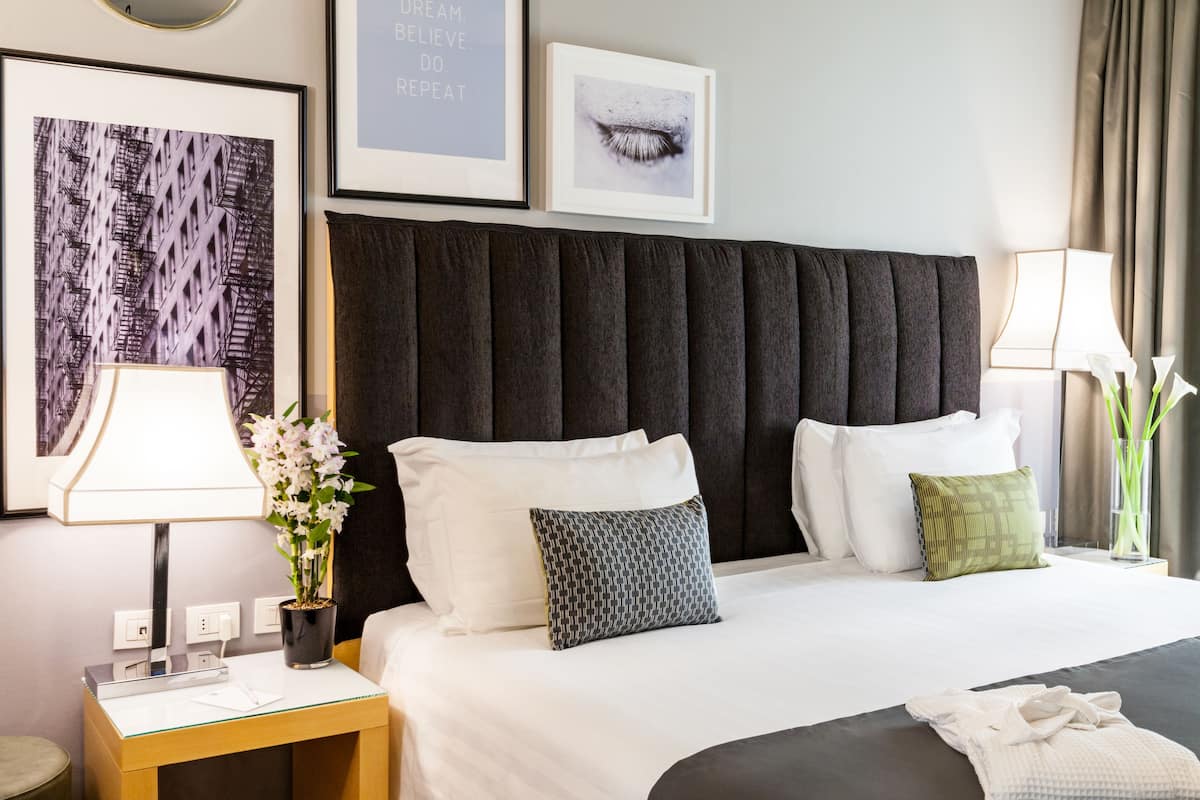 Minibaari, tallelokero huoneessa, työpöytä, äänieristys