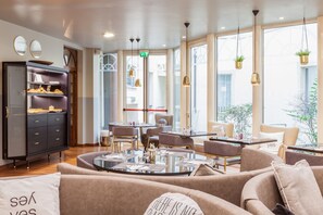 Petit déjeuner, déjeuner et dîner servis sur place