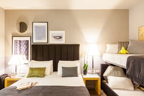 Minibar, in-room safe, desk, soundproofing - Holiday Inn Milan - Garibaldi Station by IHG (Milan)