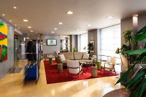 Lobby sitting area - Holiday Inn Milan - Garibaldi Station by IHG (Milan)